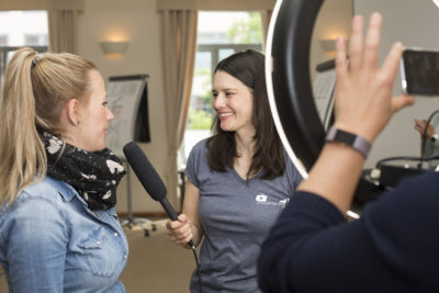 Heide Merkel (r.) im Interview mit Sarah Bässler von der Vermeulen Heitkamp GmbH