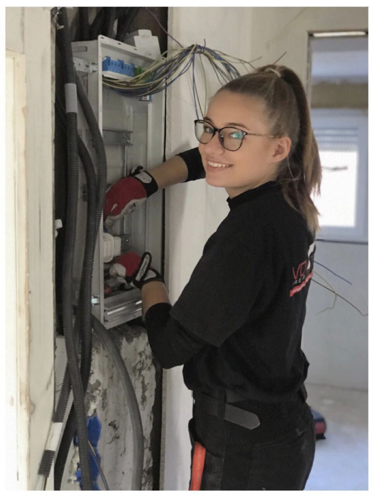 Frauen im Handwerk: Auszubildende Elektronikerin Anna-Lena